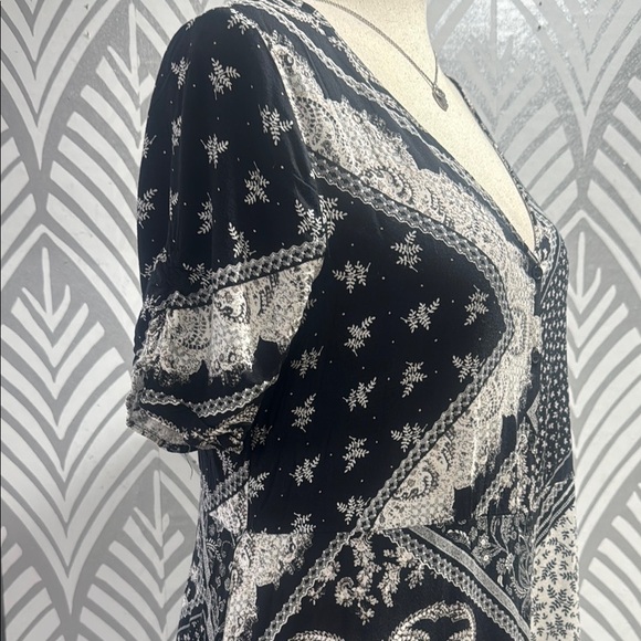 Black and White Flutter Sleeve Midi Sundress - Picture 4 of 10